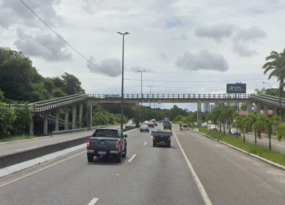 Mulher morre após cair de passarela na BR-230 e ser atropelada, em João Pessoa