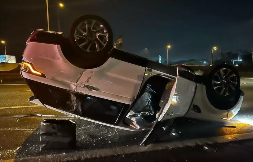 Paula Fernandes capota carro em SP: 'Só sei que eu tô viva e que ontem eu renasci' Paula Fernandes capota carro em SP: 'Só sei que eu tô viva e que ontem eu renasci'