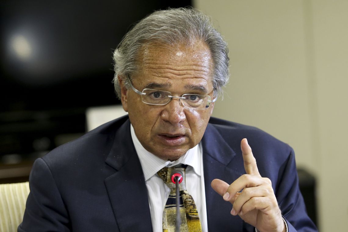 Guedes informa a aliados que auxílio emergencial será de 4 parcelas de R$ 300 Guedes informa a aliados que auxílio emergencial será de 4 parcelas de R$ 300