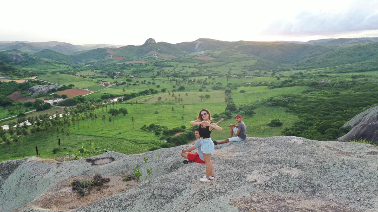 Turistas ignoram fechamento de Parque da Pedra da Boca e escalam pedra em plena proibição