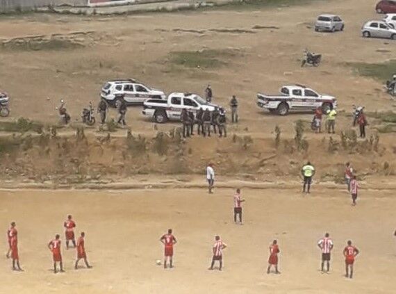 Polícia Militar interrompe 'pelada' e dispersa jogadores em Campina Grande Polícia Militar interrompe 'pelada' e dispersa jogadores em Campina Grande