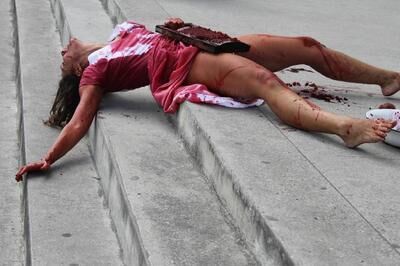 Em protesto contra violência, aluna fica nua em universidade Em protesto contra violência, aluna fica nua em universidade