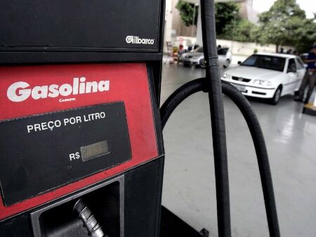 Pesquisa mostra que litro da gasolina baixou R$ 0,11 em uma semana