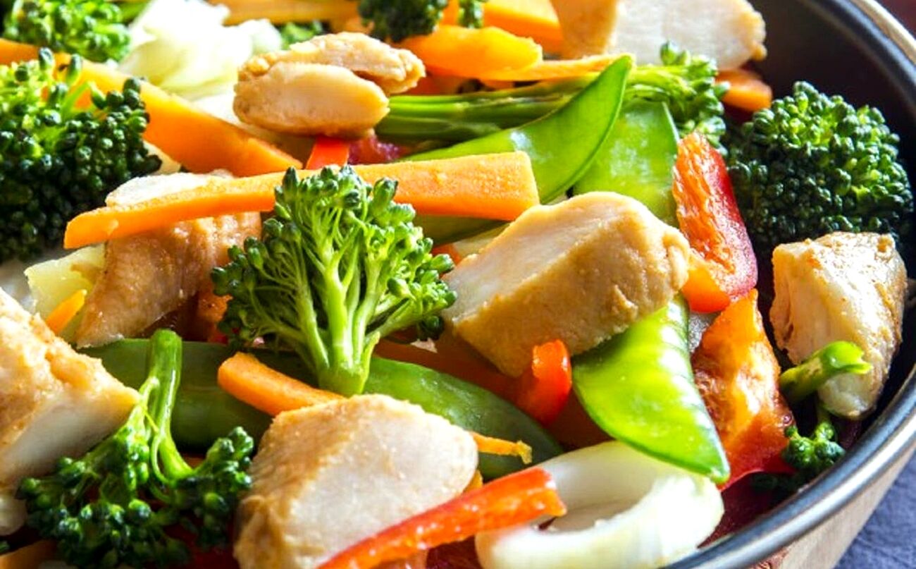 Receita de picadinho de frango com legumes é prática e nutritiva Receita de picadinho de frango com legumes é prática e nutritiva