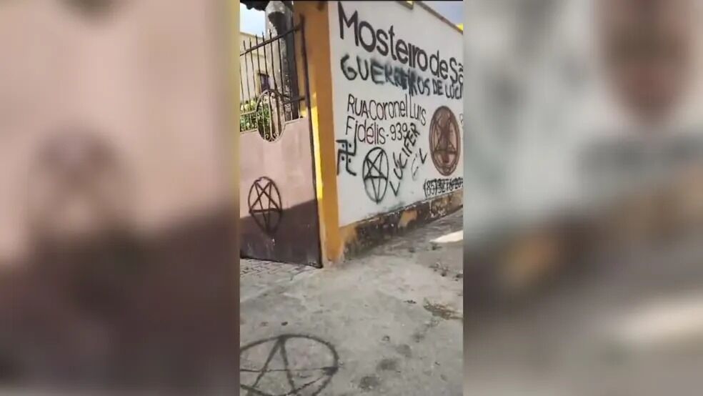 Igreja é vandalizada com pichações satanistas e restos de animais no Ceará Igreja é vandalizada com pichações satanistas e restos de animais no Ceará