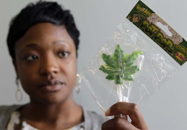 Pirulito em forma de folha de maconha gera polêmica nos EUA Pirulito em forma de folha de maconha gera polêmica nos EUA