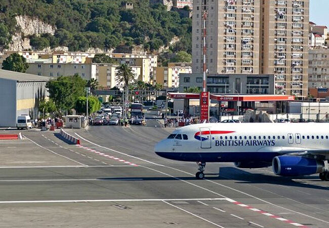Pista de aeroporto atravessa avenida movimentada no Reino Unido Pista de aeroporto atravessa avenida movimentada no Reino Unido