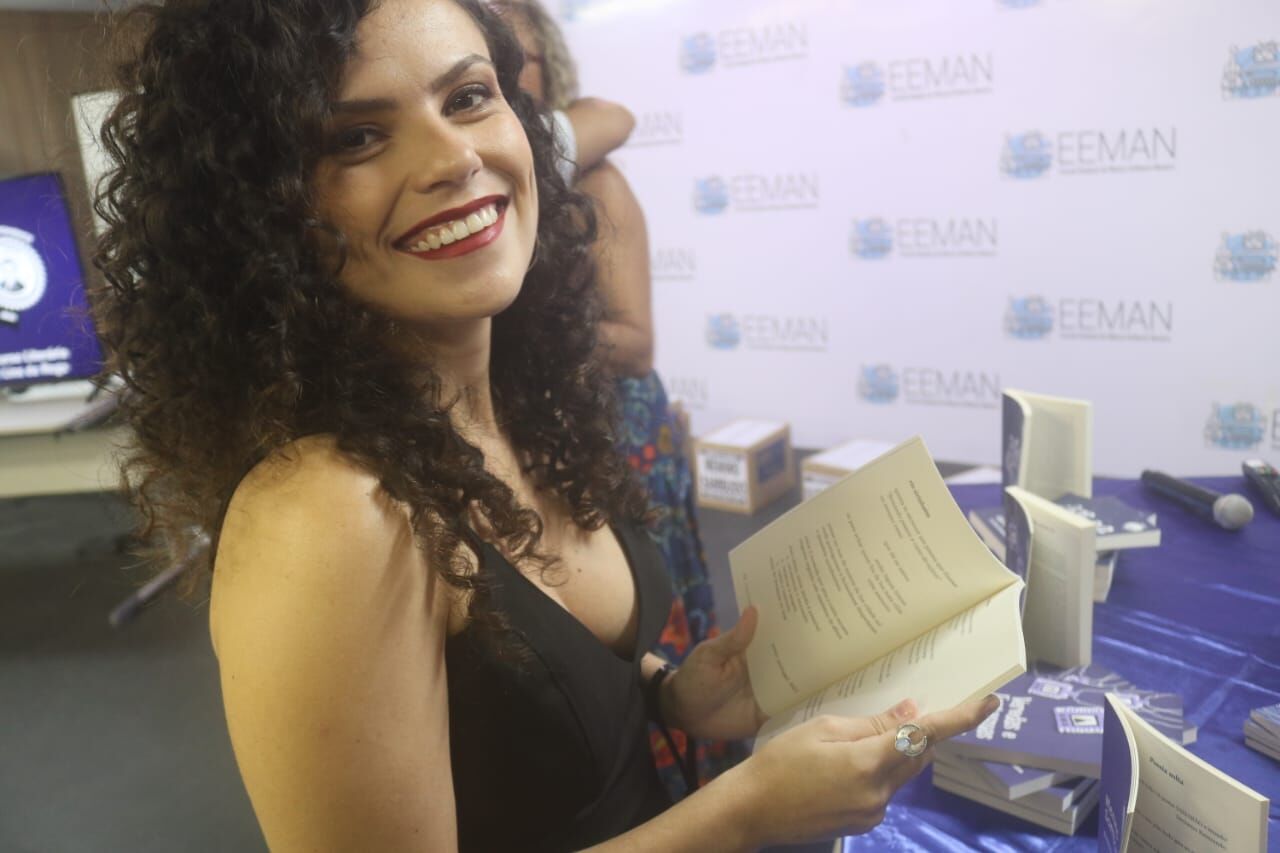 Escritora do Sertão lança livro de poesias inspirado na história da Paraíba Escritora do Sertão lança livro de poesias inspirado na história da Paraíba