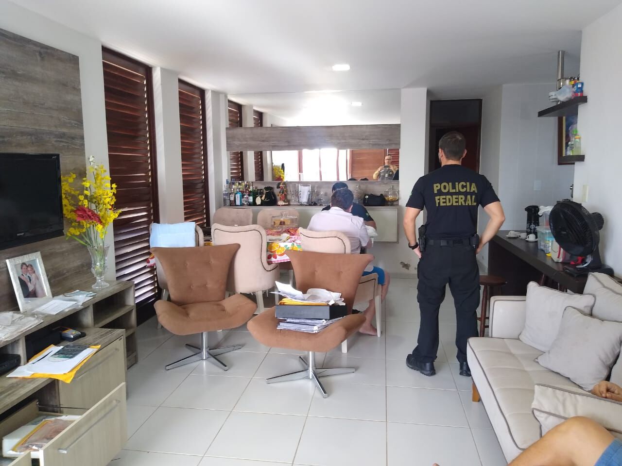 Polícia Federal cumpre cinco mandados de prisão e 15 de busca e apreensão por fraude em licitações Polícia Federal cumpre cinco mandados de prisão e 15 de busca e apreensão por fraude em licitações