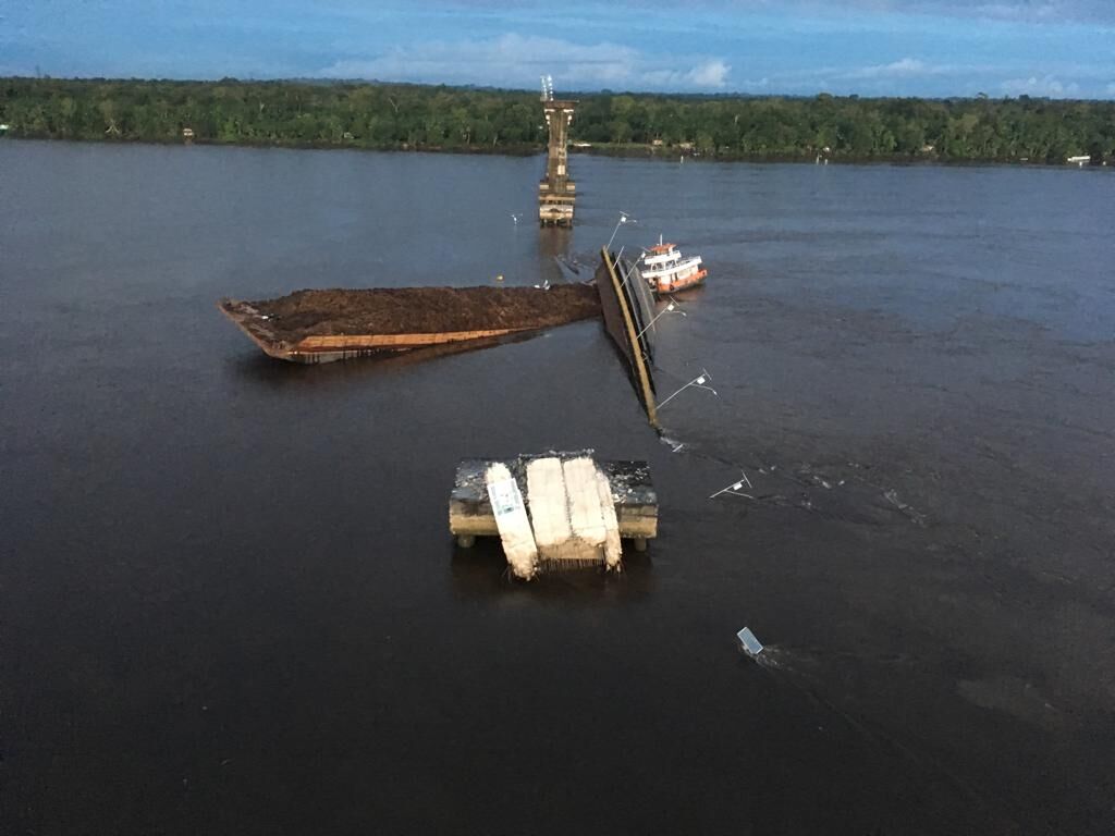 Parte de ponte sobre o rio Moju, no Pará, desaba após colisão de balsa Parte de ponte sobre o rio Moju, no Pará, desaba após colisão de balsa