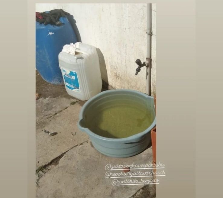Moradores de Santa Rita completam uma semana sem água e, onde há fornecimento, água sai da torneira com coloração escura e aspecto barrento Moradores de Santa Rita completam uma semana sem água e, onde há fornecimento, água sai da torneira com coloração escura e aspecto barrento