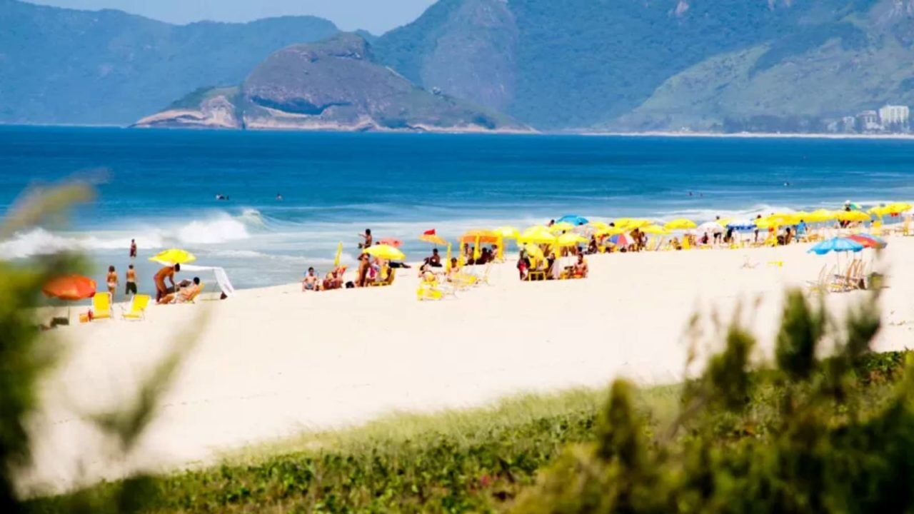 Fiscalização encerra festa de swing clandestina na Praia da Reserva, no Rio de Janeiro Fiscalização encerra festa de swing clandestina na Praia da Reserva, no Rio de Janeiro