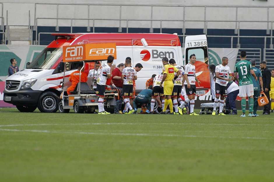 Jogador do São Paulo leva joelhada na cabeça, desmaia e sai de ambulância Jogador do São Paulo leva joelhada na cabeça, desmaia e sai de ambulância