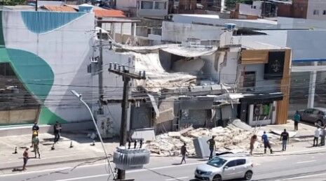 Prédio comercial cai no Recife três dias após desabamento que deixou 14 mortos em Paulista Prédio comercial cai no Recife três dias após desabamento que deixou 14 mortos em Paulista