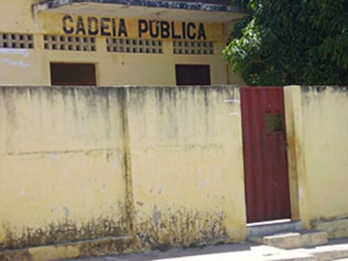 Presidiário foge de cadeia através de buraco na parede do banheiro