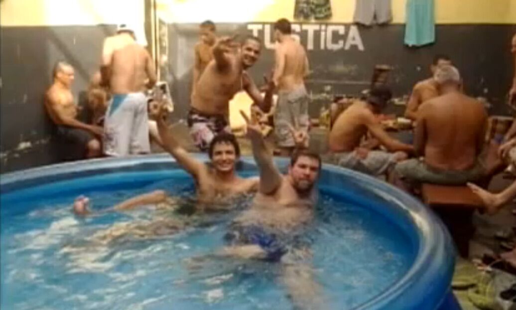 Presos fazem festa com piscina e bebida em cadeia do Paraná Presos fazem festa com piscina e bebida em cadeia do Paraná