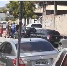 Funcionário de empresa de internet é agredido e tem perna quebrada após motoqueiro bater no carro Funcionário de empresa de internet é agredido e tem perna quebrada após motoqueiro bater no carro