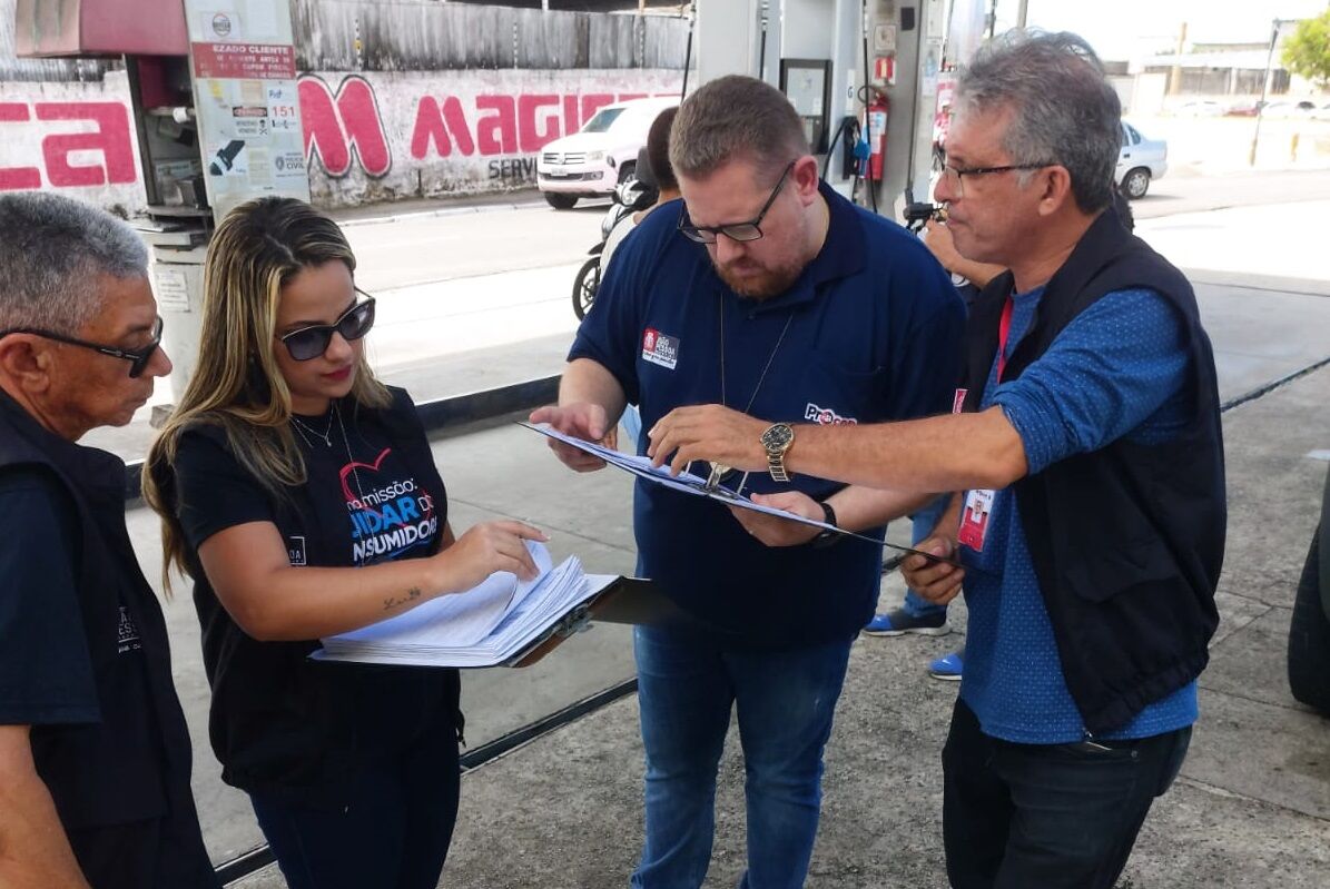Procon-JP fiscaliza postos e notifica distribuidoras sobre redução dos preços da gasolina e do diesel Procon-JP fiscaliza postos e notifica distribuidoras sobre redução dos preços da gasolina e do diesel