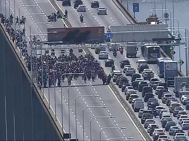 Protesto interdita as duas pistas da Ponte Rio-Niterói