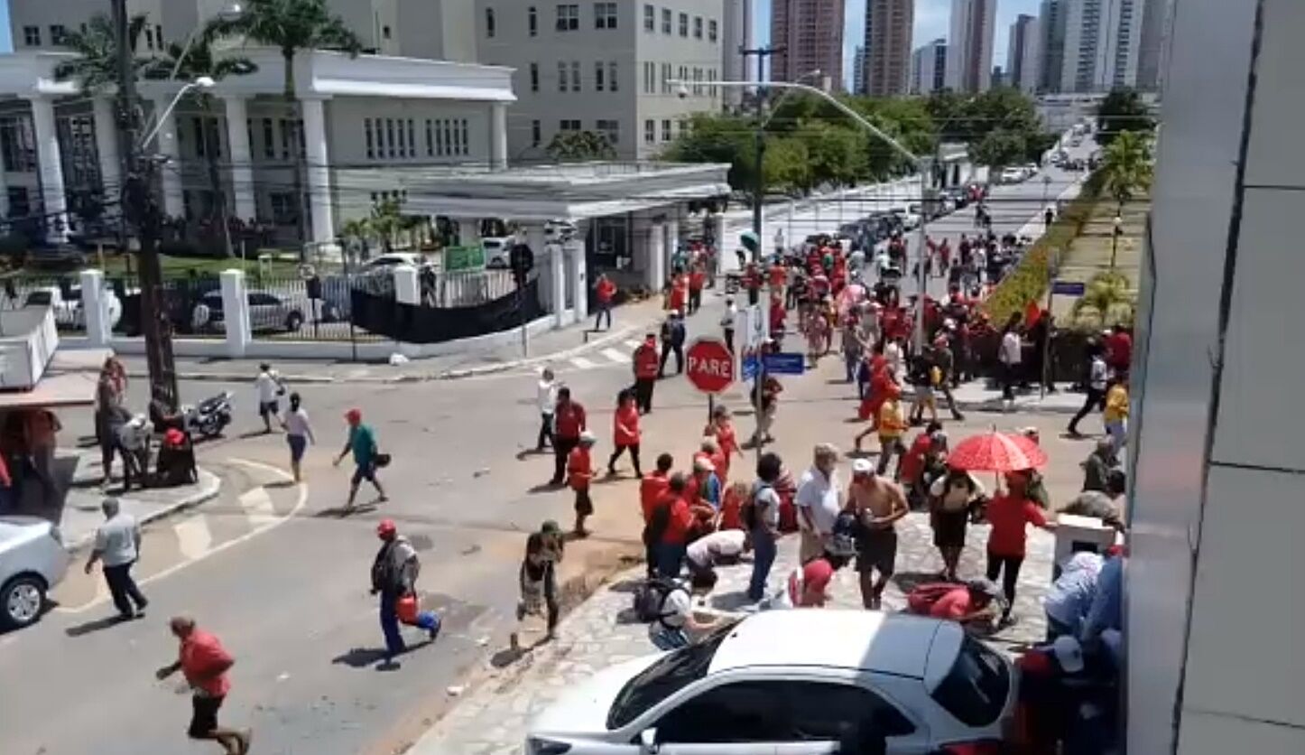 Deputado Frei Anastácio e manifestantes ficam feridos durante protesto pró-Lula em João Pessoa Deputado Frei Anastácio e manifestantes ficam feridos durante protesto pró-Lula em João Pessoa