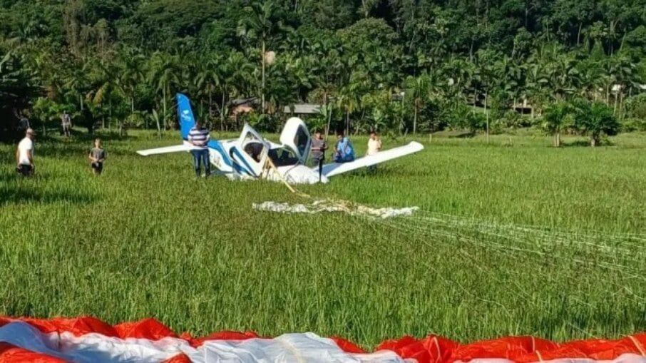 Avião cai em Santa Catarina com cinco pessoas a bordo Avião cai em Santa Catarina com cinco pessoas a bordo