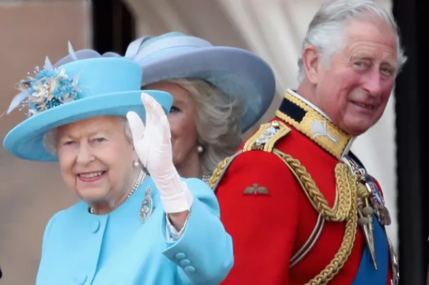 Rainha Elizabeth vai abdicar aos 95 anos para entregar trono para Príncipe Charles, diz jornal Rainha Elizabeth vai abdicar aos 95 anos para entregar trono para Príncipe Charles, diz jornal