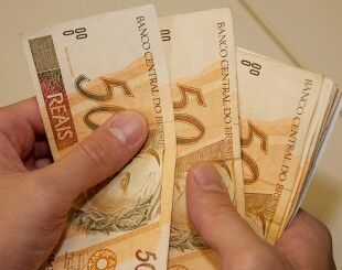 Real é a terceira moeda que mais perde força ante o dólar Real é a terceira moeda que mais perde força ante o dólar