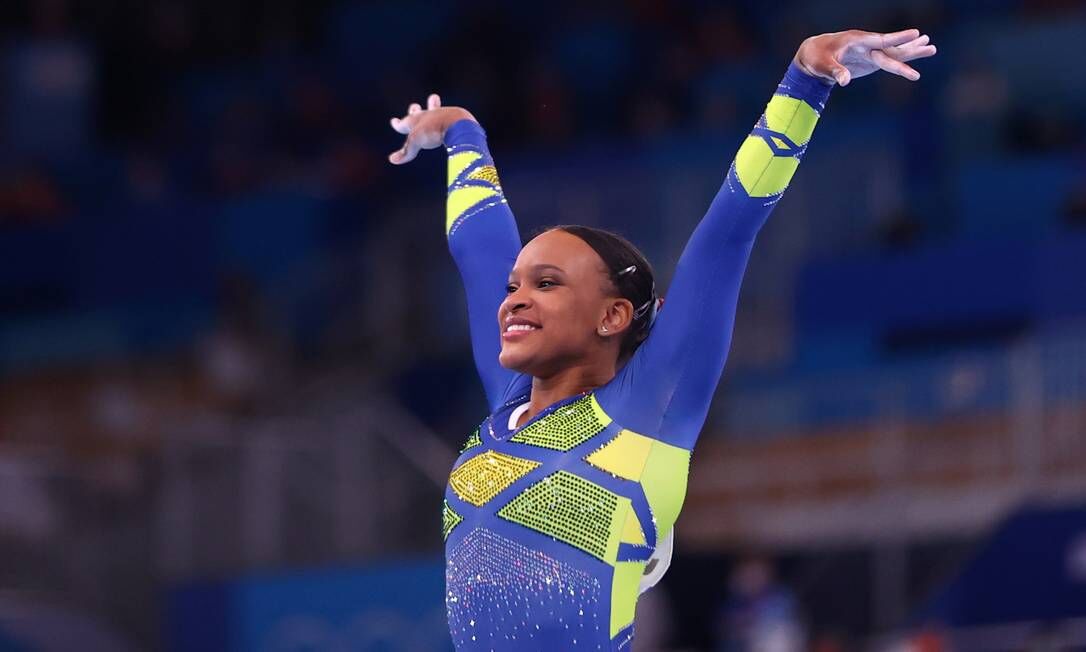 Dona de um ouro e uma prata, Rebeca Andrade inclui movimento em busca de medalha inédita Rebeca Andrade, Simone Biles