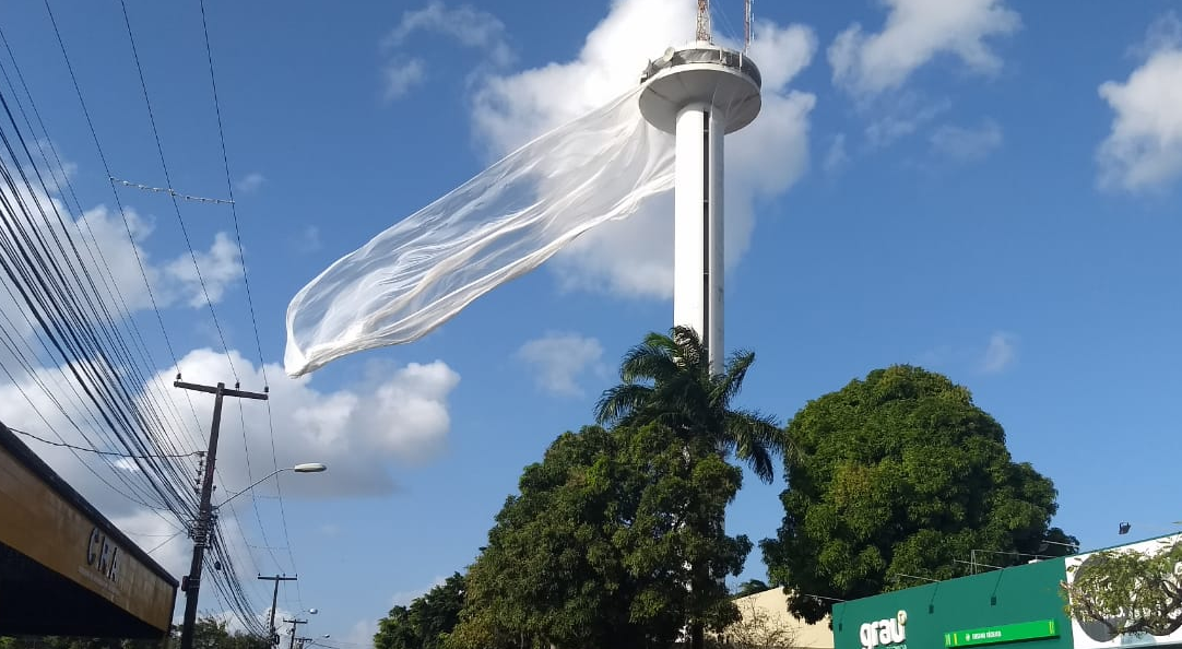 Rede de proteção se desprende da torre da TV Cabo Branco e bloqueia trânsito no Centro de JP Rede de proteção se desprende da torre da TV Cabo Branco e bloqueia trânsito no Centro de JP