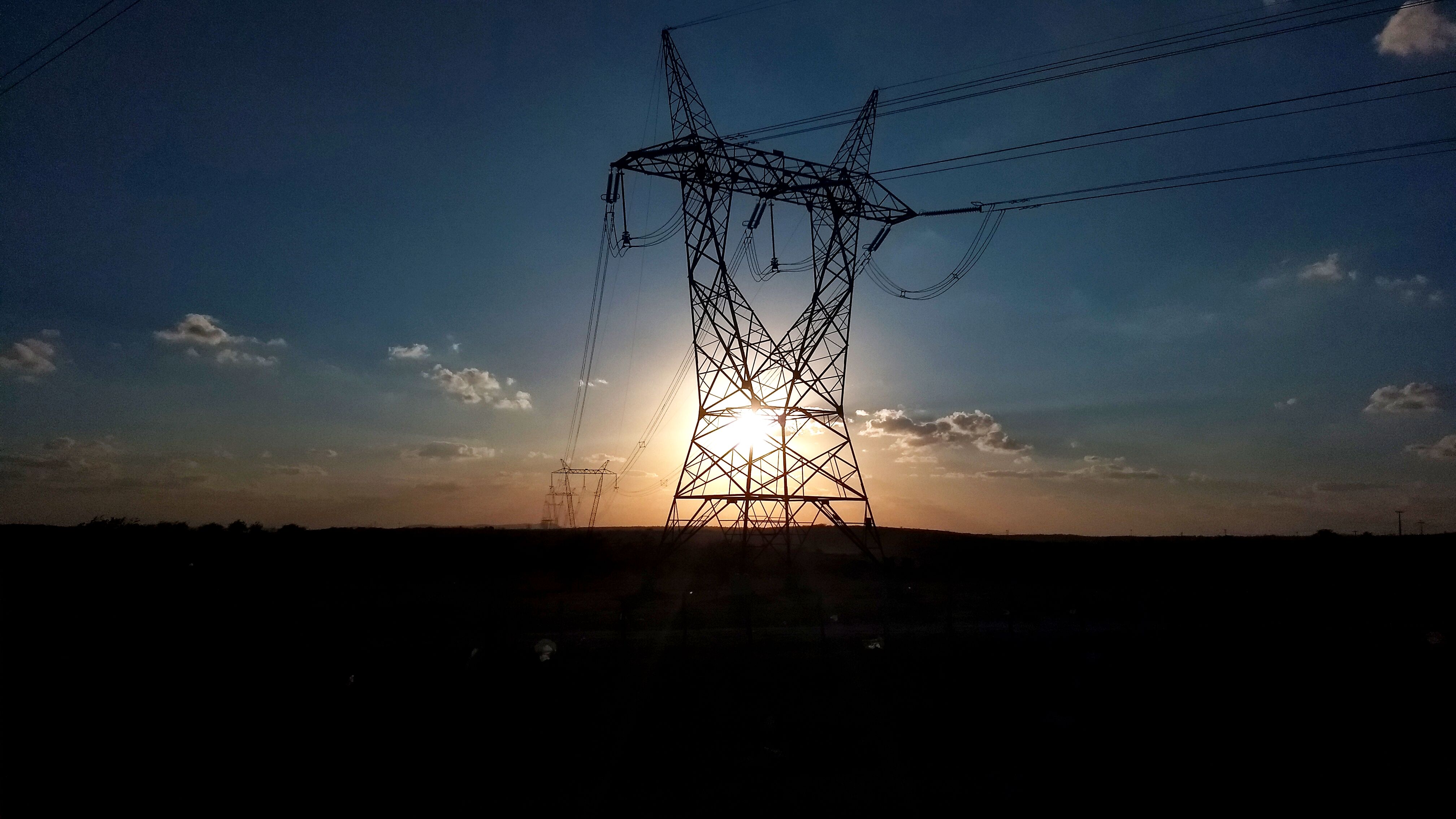 Adolescente tenta furtar em subestação e deixa 70 mil sem energia após sofrer descarga elétrica Adolescente tenta furtar em subestação e deixa 70 mil sem energia após sofrer descarga elétrica