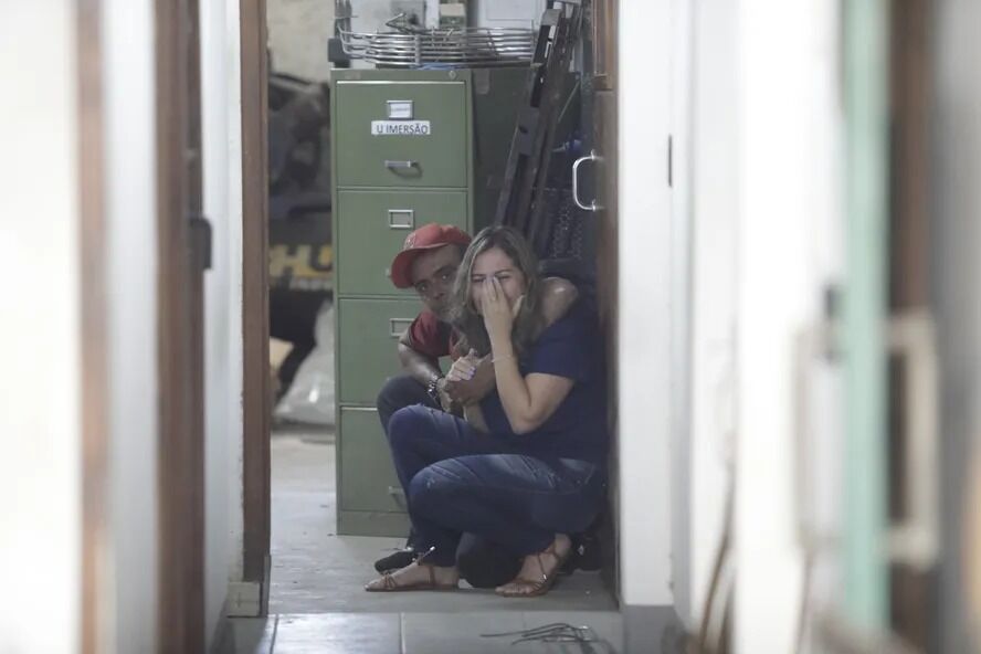 Assalto a banco no Centro do Rio de Janeiro tem tiroteio e reféns
