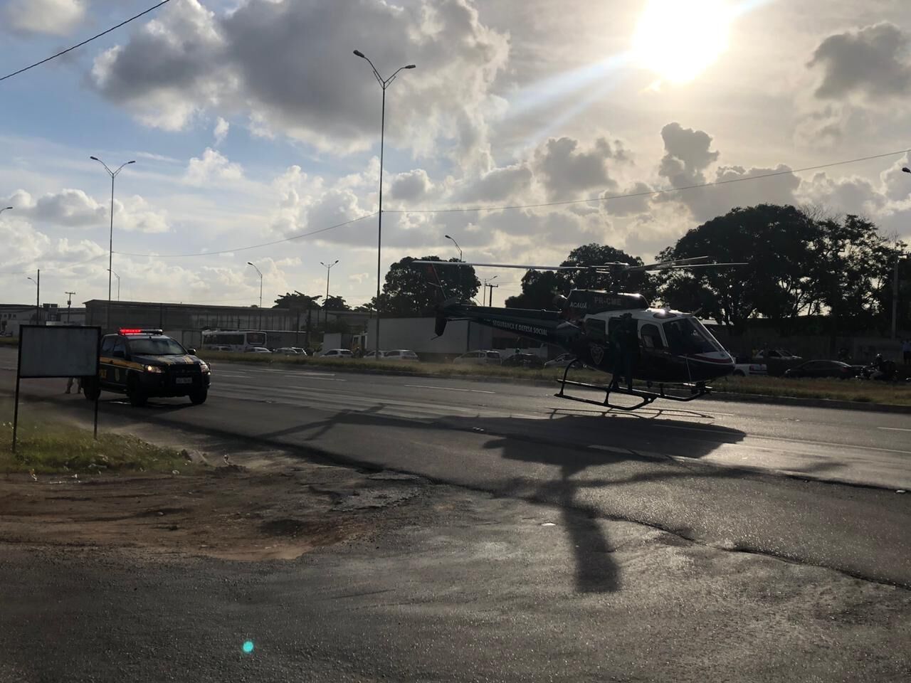 Policial militar é baleado em Alhandra, pede socorro em unidade da PRF e é resgatado pelo helicóptero Acauã Policial militar é baleado em Alhandra, pede socorro em unidade da PRF e é resgatado pelo helicóptero Acauã