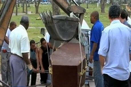 Retroescavadeira é usada para enterrar obeso de 380 kg no Rio Retroescavadeira é usada para enterrar obeso de 380 kg no Rio