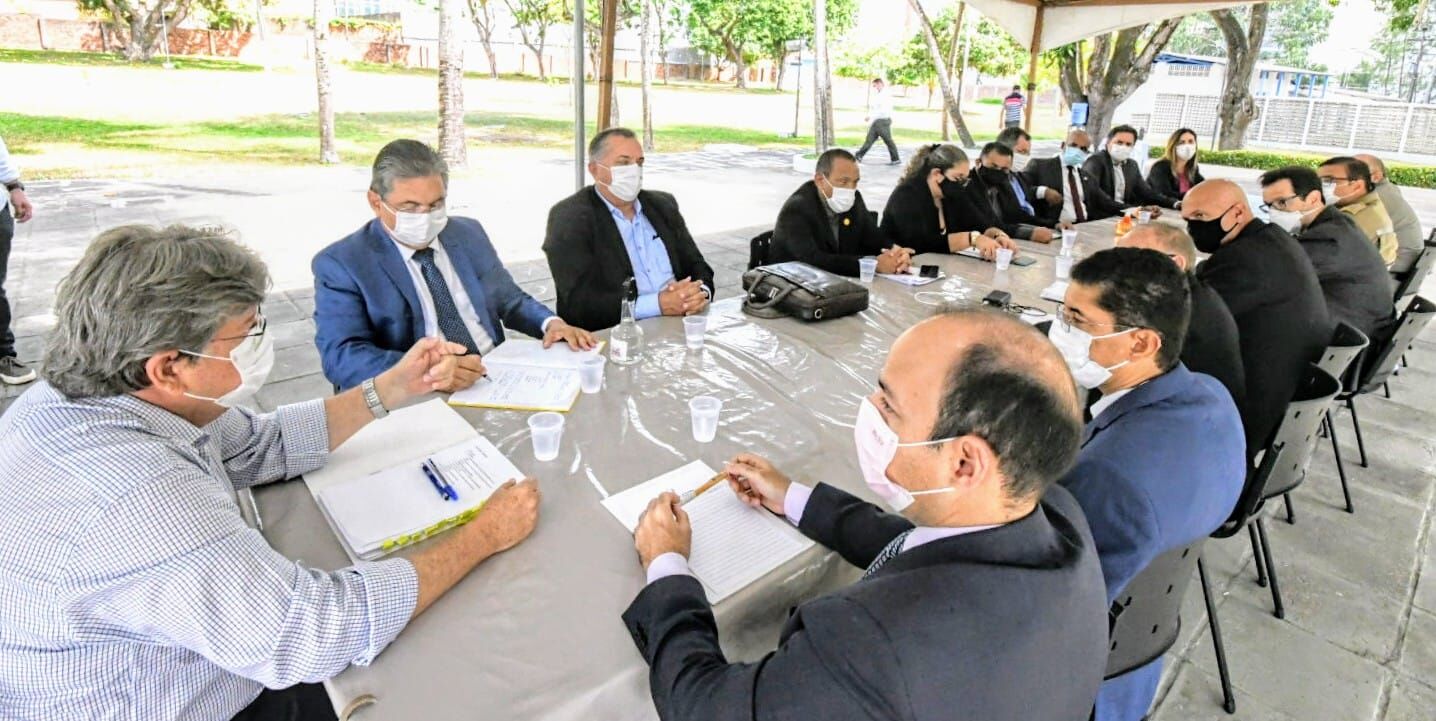 Governador apresenta contraproposta aos militares com incorporação de 100% da bolsa, reajuste e aumento no plantão extra e auxílio alimentação Governador apresenta contraproposta aos militares com incorporação de 100% da bolsa, reajuste e aumento no plantão extra e auxílio alimentação