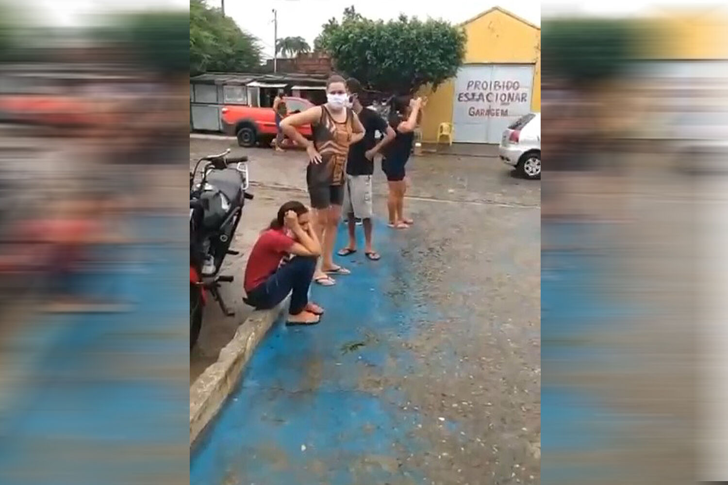 Família se revolta na porta do Hospital de Sapé após morte de idosa e reclama de erro em certidão de óbito com registro de Síndrome Respiratória Família se revolta na porta do Hospital de Sapé após morte de idosa e reclama de erro em certidão de óbito com registro de Síndrome Respiratória