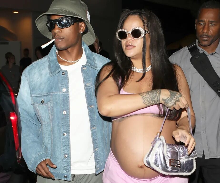 Rihanna exibe barrigão de reta final de gravidez do segundo filho em jantar com ASAP Rocky Rihanna exibe barrigão de reta final de gravidez do segundo filho em jantar com ASAP Rocky