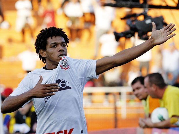 Romarinho decide clássico vazio, Corinthians vence e deixa lanterna Romarinho decide clássico vazio, Corinthians vence e deixa lanterna