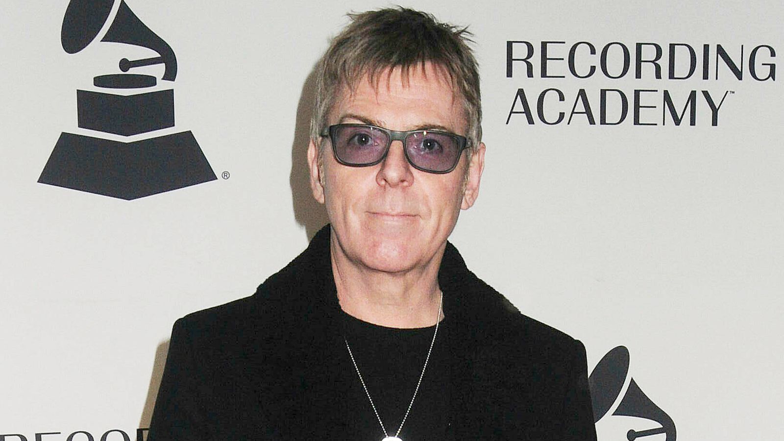 Morre Andy Rourke, baixista da banda The Smiths, aos 59 anos