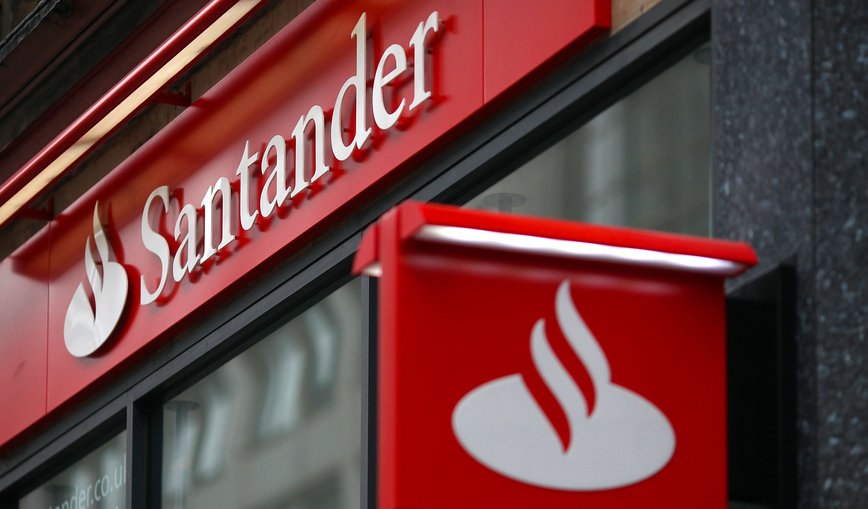 Banco Santander de Cruz das Armas é arrombado durante a madrugada Banco Santander de Cruz das Armas é arrombado durante a madrugada