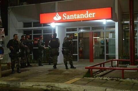 Bandidos assaltam agência do Santander em Cajazeiras Bandidos assaltam agência do Santander em Cajazeiras