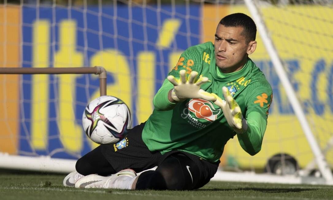 Paraibano, goleiro Santos deixa o Flamengo e assina com o Fortaleza por três anos Paraibano goleiro Santos Flamengo assina com Fortaleza.