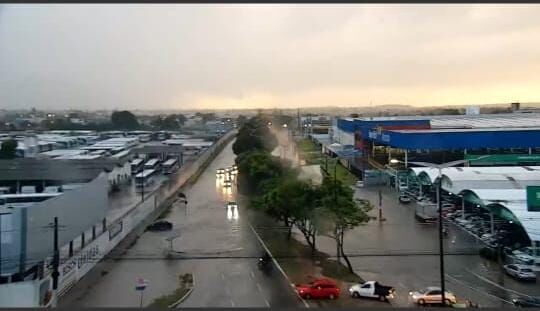 Fortes chuvas alagam ruas e deixam bairros sem energia em João Pessoa Fortes chuvas alagam ruas e deixam bairros sem energia em João Pessoa