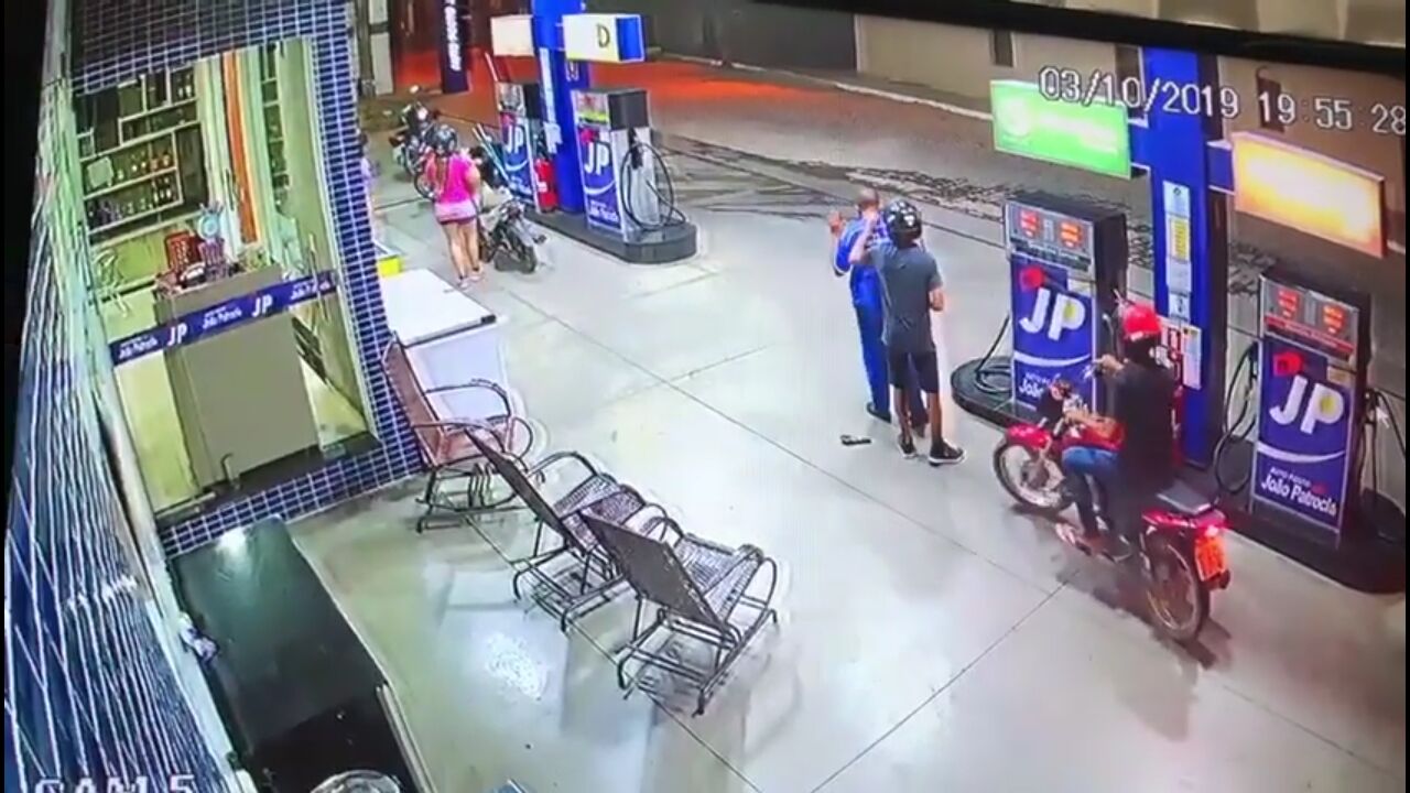 Dupla assalta posto de combustível e durante fuga criminoso é baleado por policiais na Paraíba Dupla assalta posto de combustível e durante fuga criminoso é baleado por policiais na Paraíba