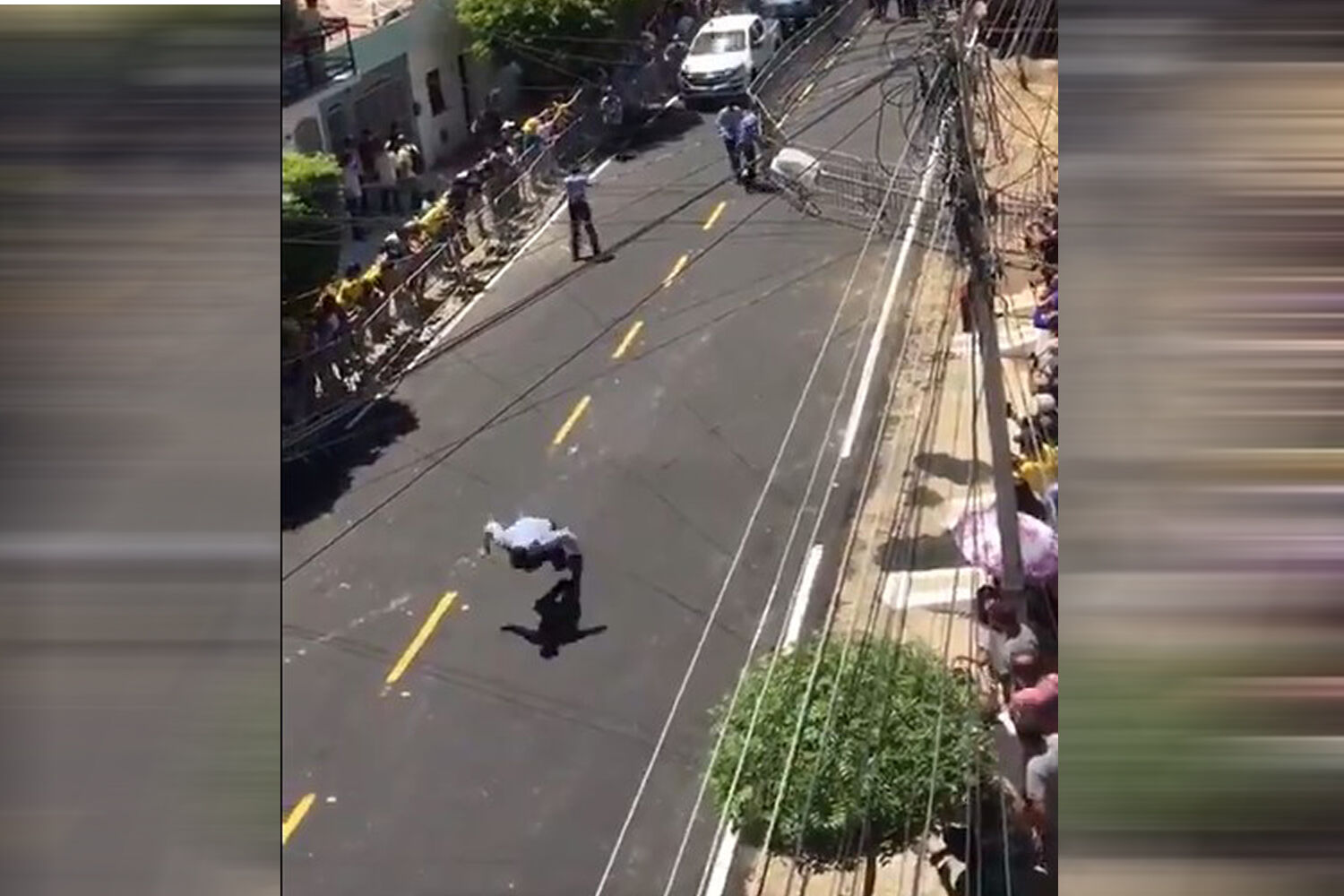 Segurança do presidente Bolsonaro cai durante passagem da comitiva por Coremas e vídeo viraliza nas redes sociais Segurança do presidente Bolsonaro cai durante passagem da comitiva por Coremas e vídeo viraliza nas redes sociais