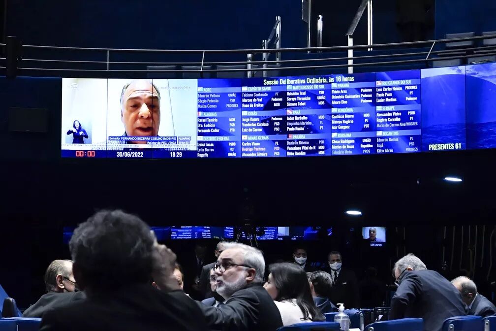Senado aprova PEC que prevê estado de emergência para viabilizar pacote social de R$ 41,2 bi Senado aprova PEC que prevê estado de emergência para viabilizar pacote social de R$ 41,2 bi