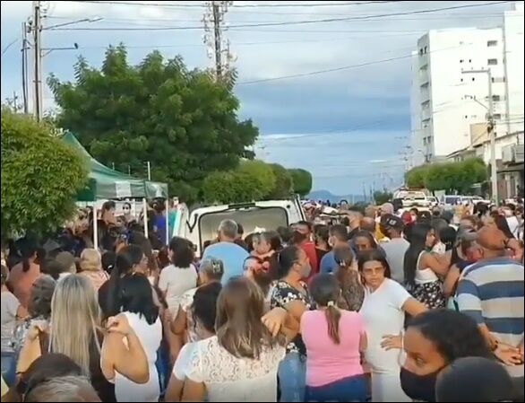 Corpos de mãe e caçula mortos por filho mais velho são sepultados em Patos sob forte comoção Corpos de mãe e caçula mortos por filho mais velho são sepultados em Patos sob forte comoção
