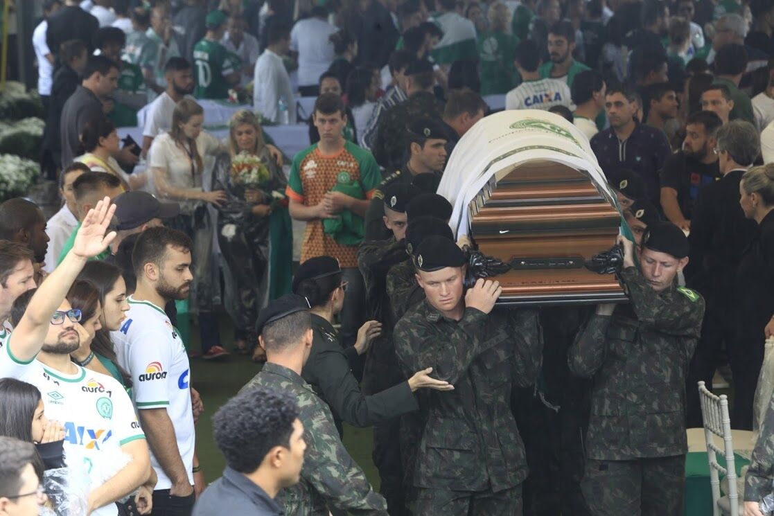 Corpos de jogadores e de dirigente da Chapecoense são sepultados no RS Corpos de jogadores e de dirigente da Chapecoense são sepultados no RS