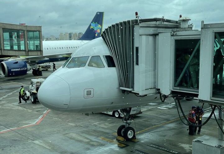 Sérgio Moro embarca em avião com destino à Paraíba e fala em salvar país de "triste polarização entre pelegos e milicianos" Sérgio Moro embarca em avião com destino à Paraíba e fala em salvar país de "triste polarização entre pelegos e milicianos"