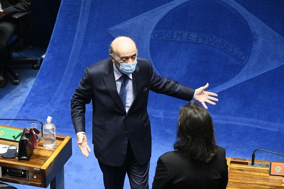 José Serra é diagnosticado com Parkinson e pede licença no Senado por 4 meses José Serra é diagnosticado com Parkinson e pede licença no Senado por 4 meses