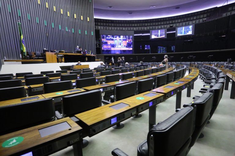 Deputados adiam votação da PEC 5 que ameaça autonomia do Conselho do Ministério Público e encerram sessão Deputados adiam votação da PEC 5 que ameaça autonomia do Conselho do Ministério Público e encerram sessão